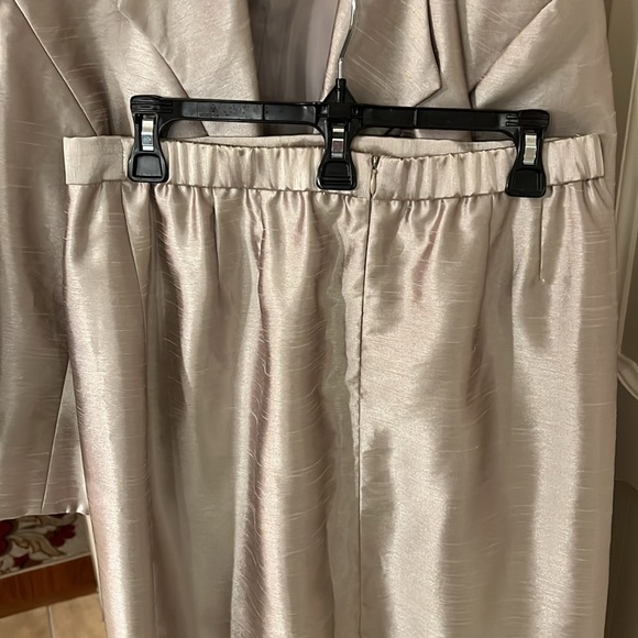 Mother of the Bride/Groom Suit - Picture 8 of 10